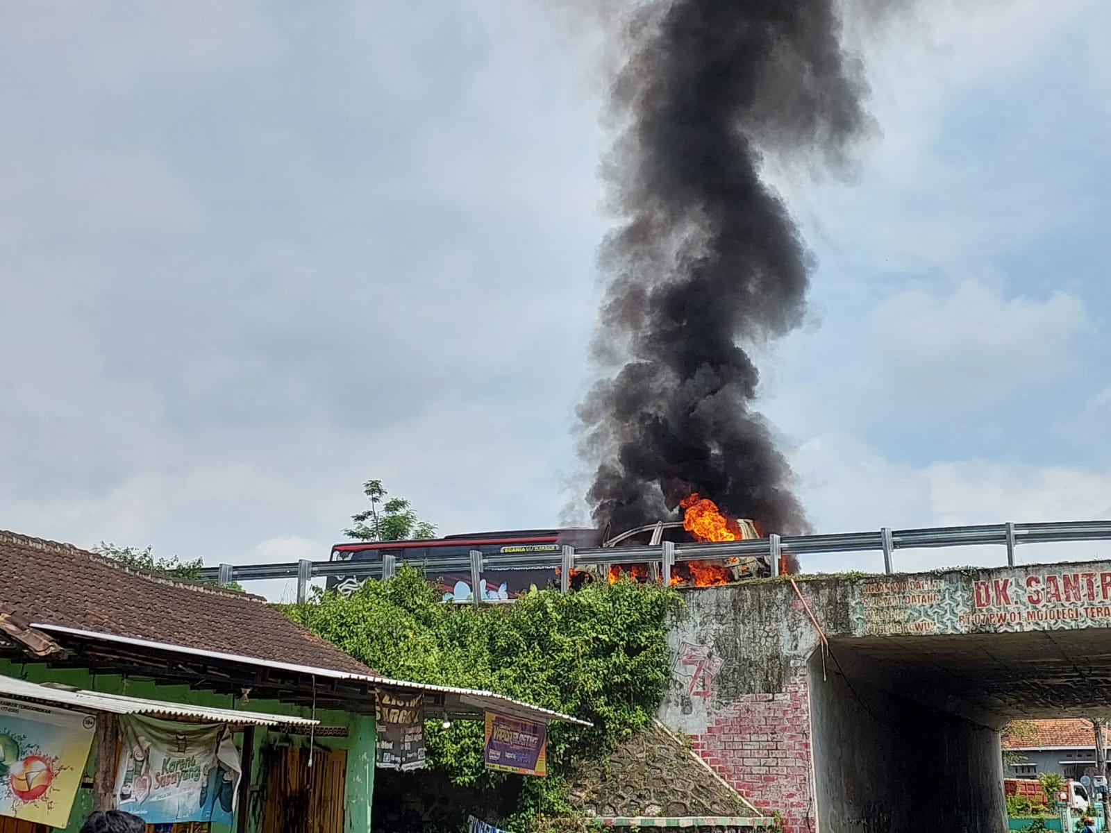 Posisi mobil yang terbakar di Jalan Tol Semarang-Solo berada di atas Underpass Dusun Santren.