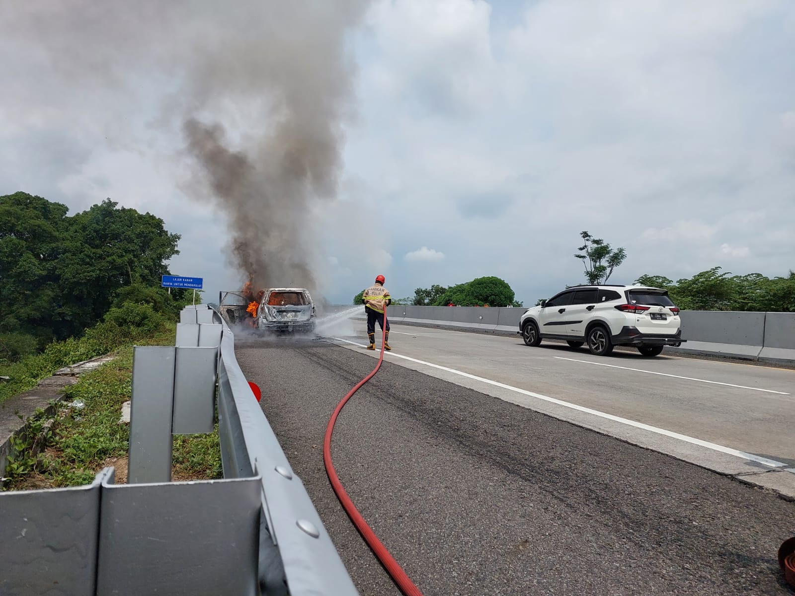 Mobil terbalar di Jalan Tol Semarang-Solo, Jalur B Kilometer (KM) 486+100. Tepatnya di Dusun Santren RT 07 RW 01, Desa Mojolegi, Kecamatan Teras, Minggu (3/3/2024)