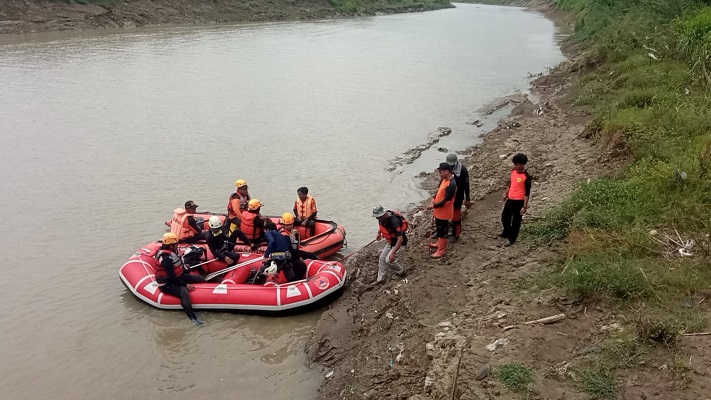 Tim SAR gabungan menyisir Sungai Serang untuk mencari keberadaan Nyamat, warga Kecamatan Kemusu, Boyolali, Minggu (3/3/2024).