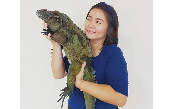 Owner Fabel Pet Gallery Yohana Fransiska dengan Rhinoceros Iguana miliknya.