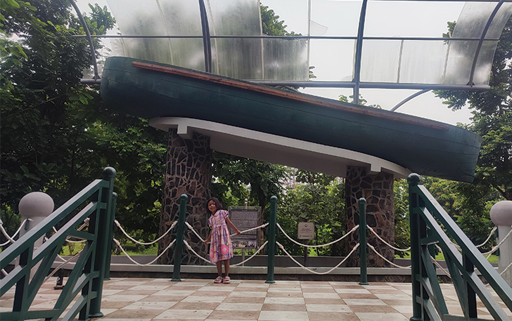WISATA SEJARAH: Perahu besi peninggalan VOC Belanda kini ditempatkan di Taman Tirtasari, Sragen. Kapal ini ditemukan di aliran Bengawan Solo.