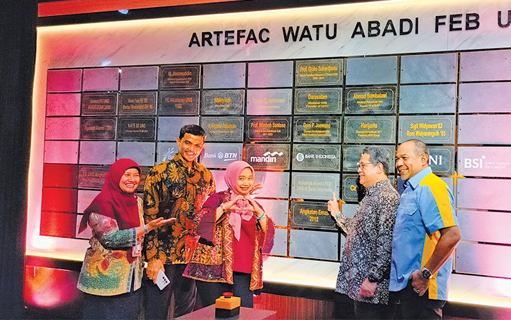 SIMBOLIS: Peresmian Artefac Watu Abadi di Gedung I FEB UNS, Jumat (1/3/2024).