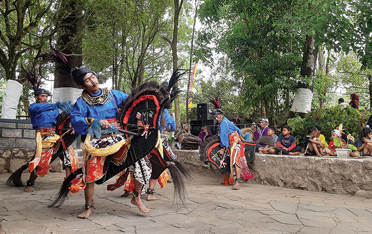 SAKRAL: Tarian ruwat dari gazebo pertapaan Dusun Sidotopo, Desa Cabeankunti, Kecamatan Cepogo, Boyolali.