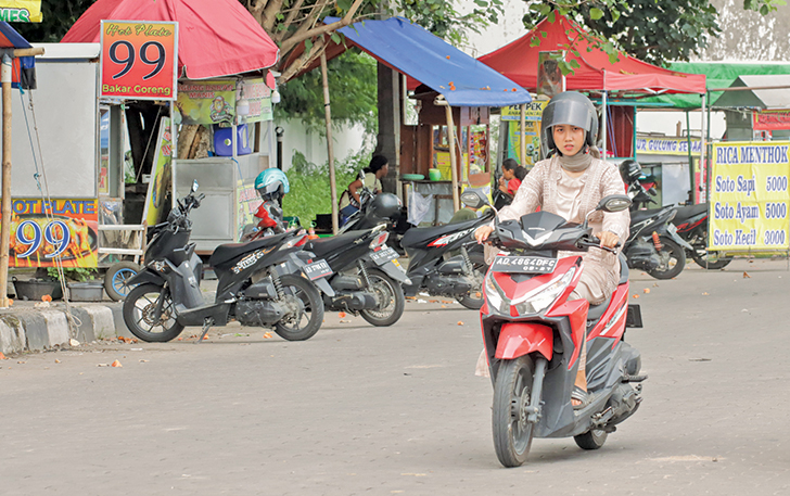 RAMAI: Kondisi pedagang kaki lima di Alun-alun Selatan, kemarin