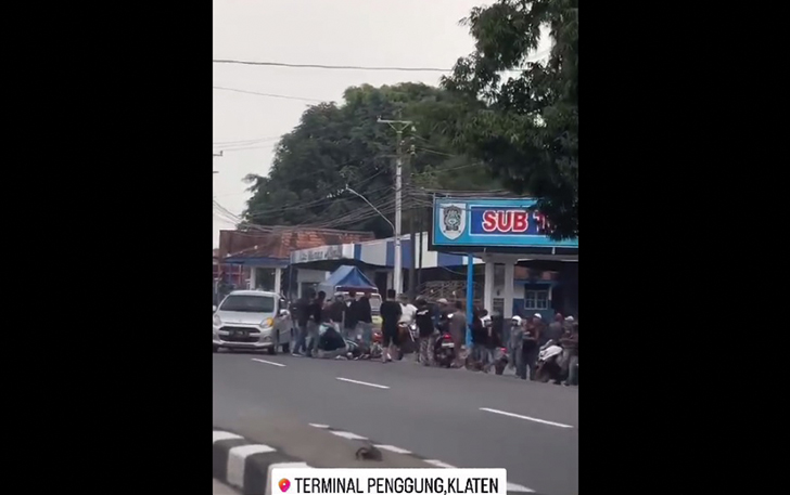 Video tawuran di depan Sub Terminal Penggung, Kecamatan Ceper, Klaten.