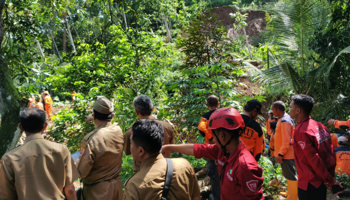 Petugas berada di sekitar lokasi bencana banjir  di di Dusun Secang, Desa Jetis, Kecamatan Sambirejo, Kabupaten Sragen.