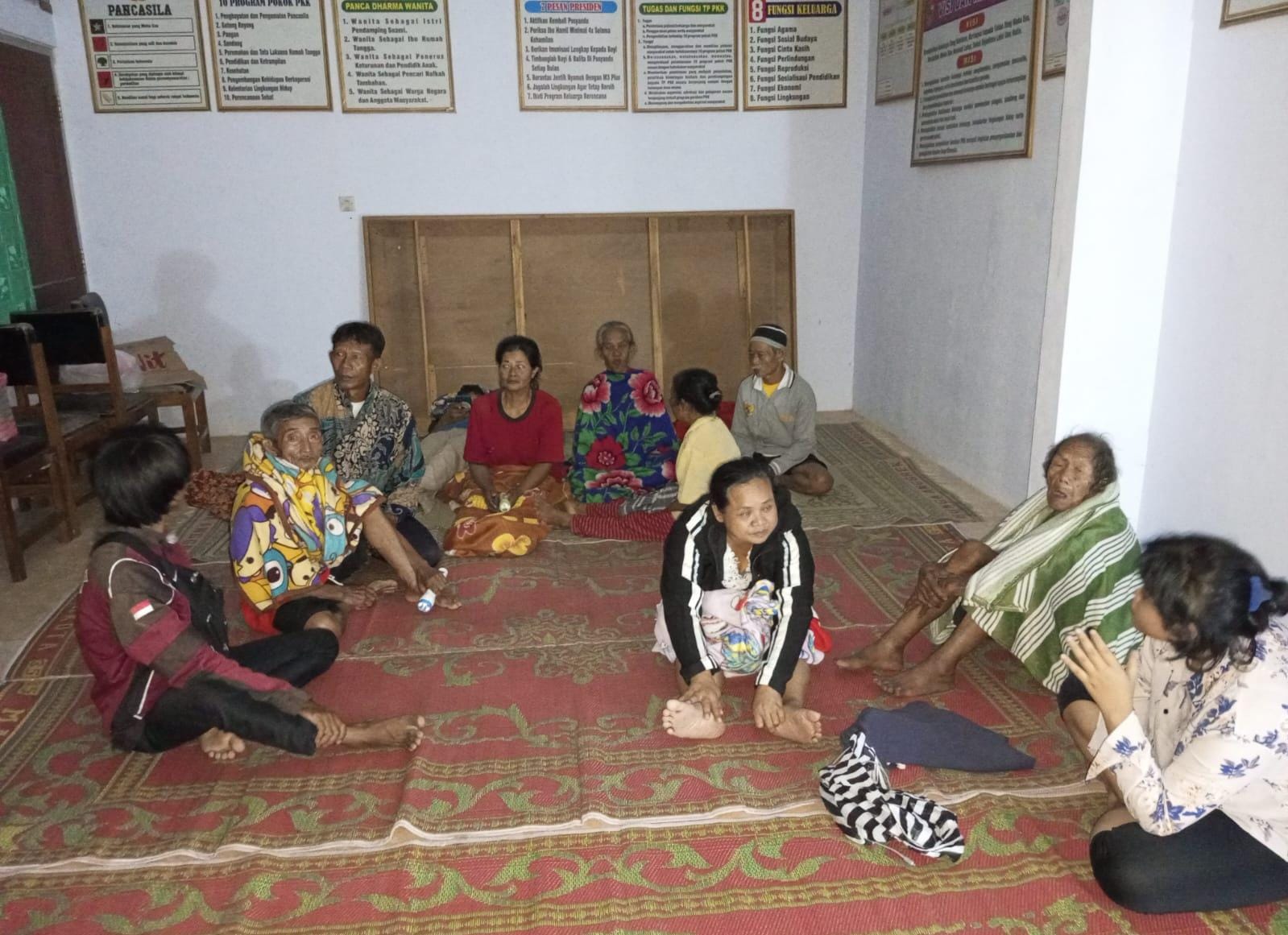 Puluhan warga Desa Menjing, Kecamatan Jenawi, Kabupaten Karanganyar mengungsi di kantor kepala desa setempat, Senin (4/3/2024).