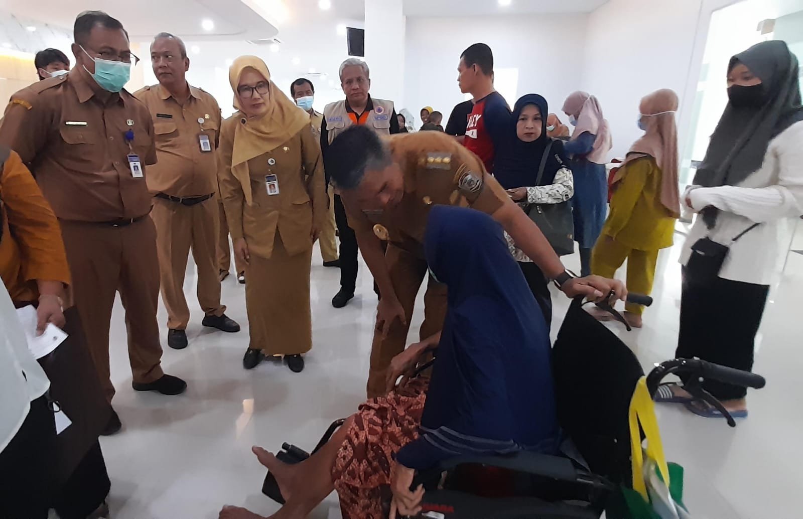 Pj Bupati Karanganyar Timotius Suryadi jenguk warga terdampak longsor dan dirawat di RSUD Karanganyar, Senin (4/3/2024).