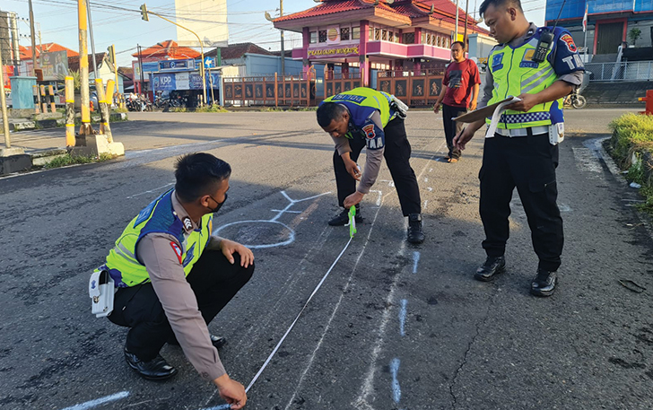 Anggota Satlantas melakukan olah TKP kecelakaan di sekitar traffic light Ngadirojo Senin (4/3).