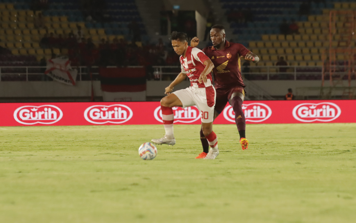 Pemain Persis Solo Eky Taufik dibayang-bayangi pemain PSM Makassar saat menggiring bola dalam laga Matchday ke-27 di Stadion Manahan, Senin (4/3/2024)