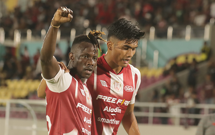 Moussa Sidibe melakukan selebrasi bersama Ramadhan Sananta usai mencetak gol di gawang PSM Makassar, dalam matchday ke-27 di Stadion Manahan, Senin (4/3/2024).