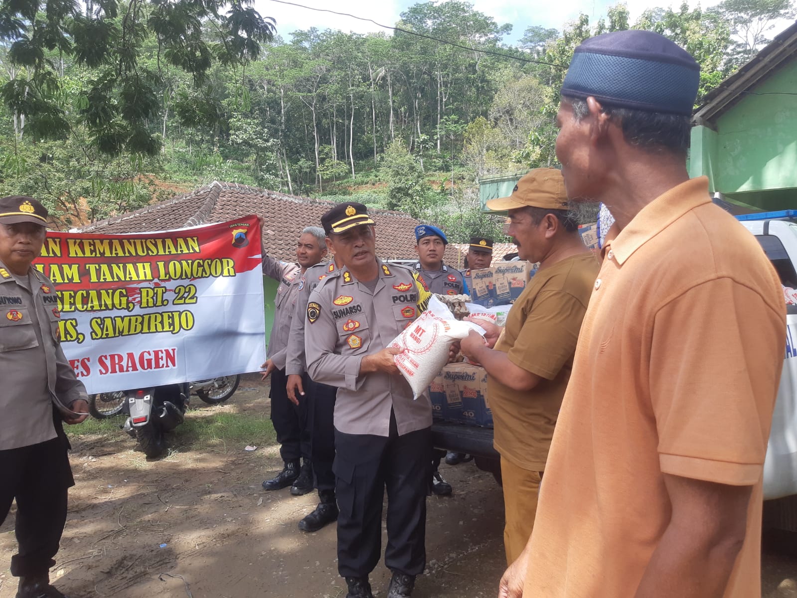 Polres Sragen serahkan bantuan bahan pokok kepada warga Desa Jetis, Kecamatan Sambirejo yang terdampak longsor.