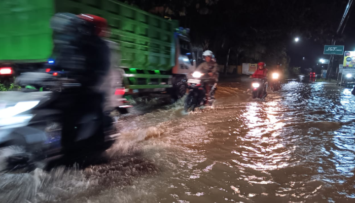 Sejumlah kendaraan melintas di Jalan Bayat-Cawas di Desa Beluk, Kecamatan Bayat, yang terendam banjir, Selasa (5/3).