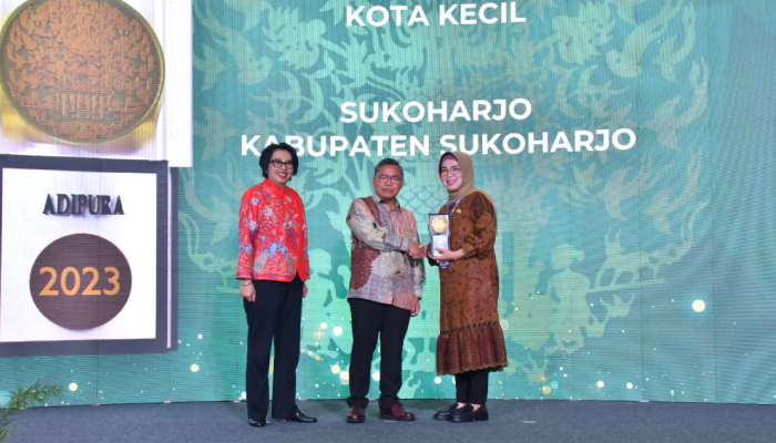 Bupati Sukoharjo Etik Suryani saat menerima tropi Adipura 2023 di Gedung Manggala Wana Bakti Kementerian Lingkungan Hidup dan Kehutanan (KLHK) Jakarta, Selasa (5/3).