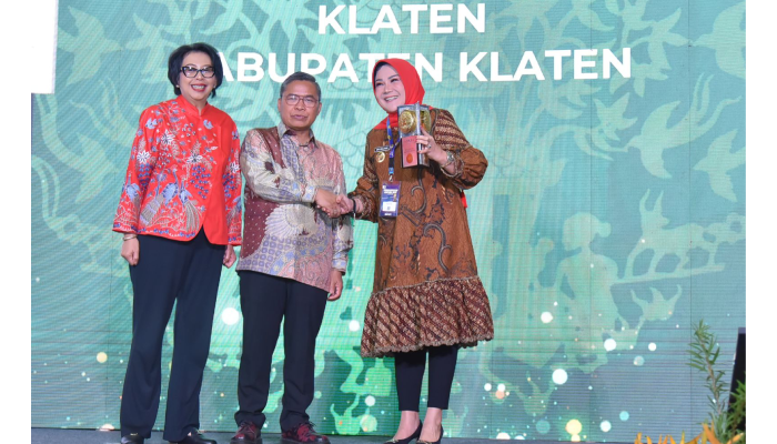 Bupati Klaten Sri Mulyani menerima penghargaan Adipura 2023 di Auditorium Dr Soedjarwo, Gedung Manggala Wanabakti, Jakarta Pusat.