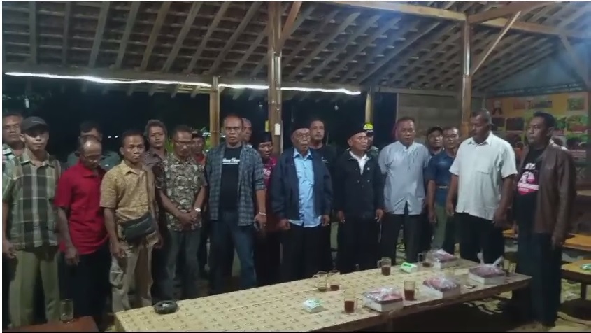 Pengurus ranting PDI Perjuangan Weru Sukoharjo saat sampaikan penyataan sikap.