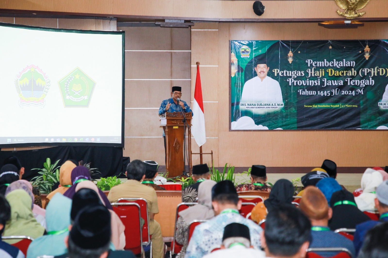 Nana Sudjana saat memberikan arahan dan membuka pembekalan petugas haji daerah 1445 H di Asrama Haji Donohudan, Kabupaten Boyolali, Senin (4/3/2024) malam.