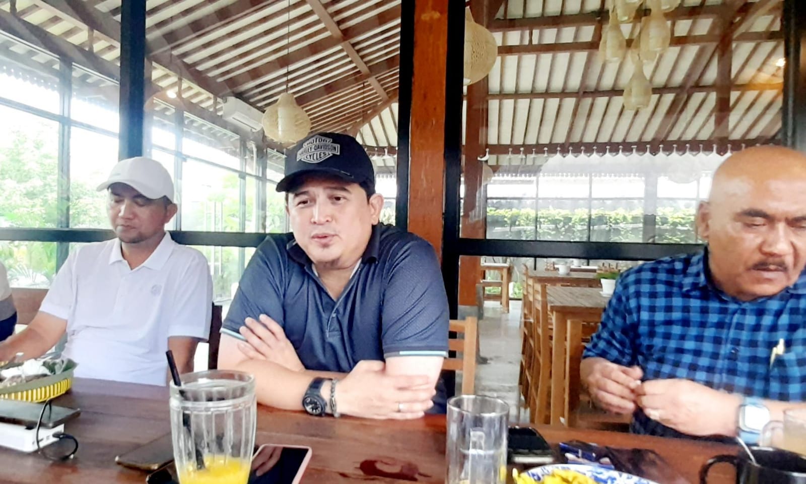 Ketua DPD Partai Demokrat Jateng Rinto Subekti (tengah) beri keterangan pers terkait rencananya maju sebagai calon bupati Karanganyar, Selasa (5/9/2024).