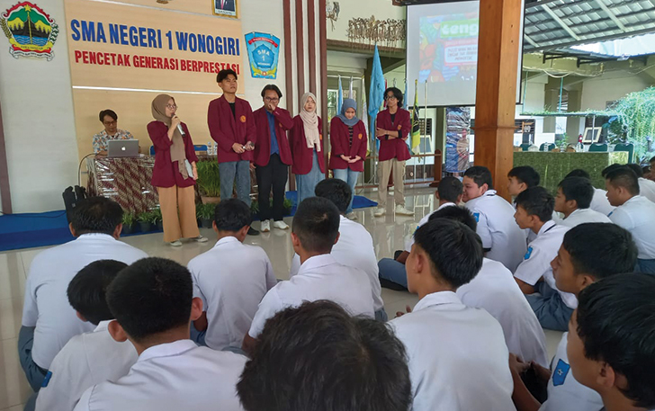 PEMAPARAN: Tim Prodi DKV FSRD ISI Surakarta bersama mahasiswa dampingi siswa kelas X SMAN 1 Wonogiri membuat mural.
