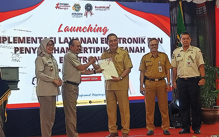 BPN Kota Solo bersama Wakil Wali Kota Solo Teguh Prakosa saat launching sertifikat berbasis elektronik, kemarin.