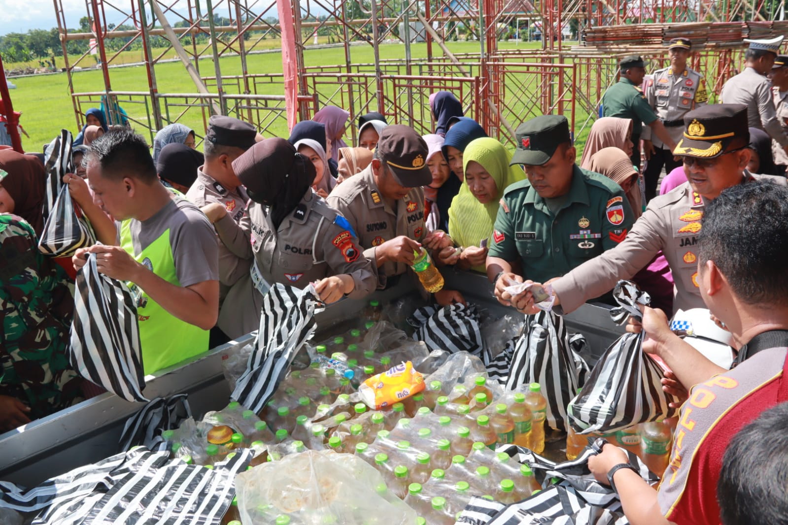 Warga menyerbu pasar murah yang digelar Kodim dan Polres Sragen di lokasi TMMD Desa Gedongan, Kecamatan Plupuh, Selasa (5/3/2024)
