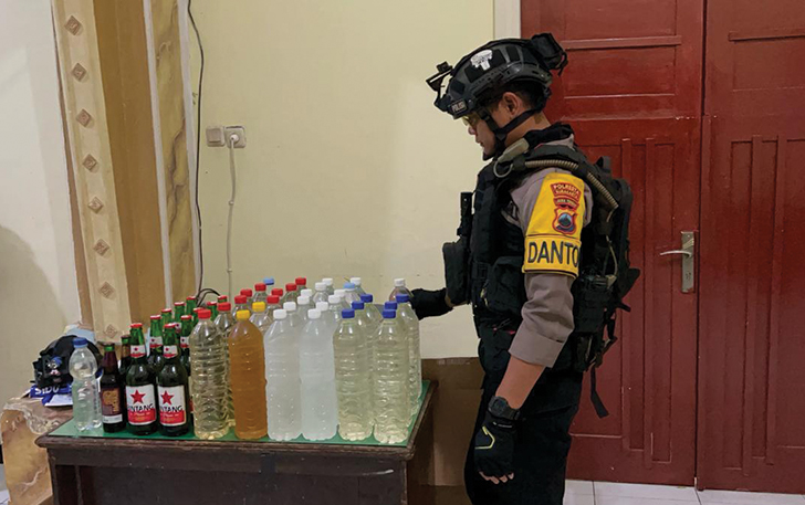 Tim Sparta Sat Samapta Polresta Solo sita puluhan botol miras ilegal dari salah saru rumah yang disinyalir menjadi tempat transaksi miras, Senin (4/3/2024).
