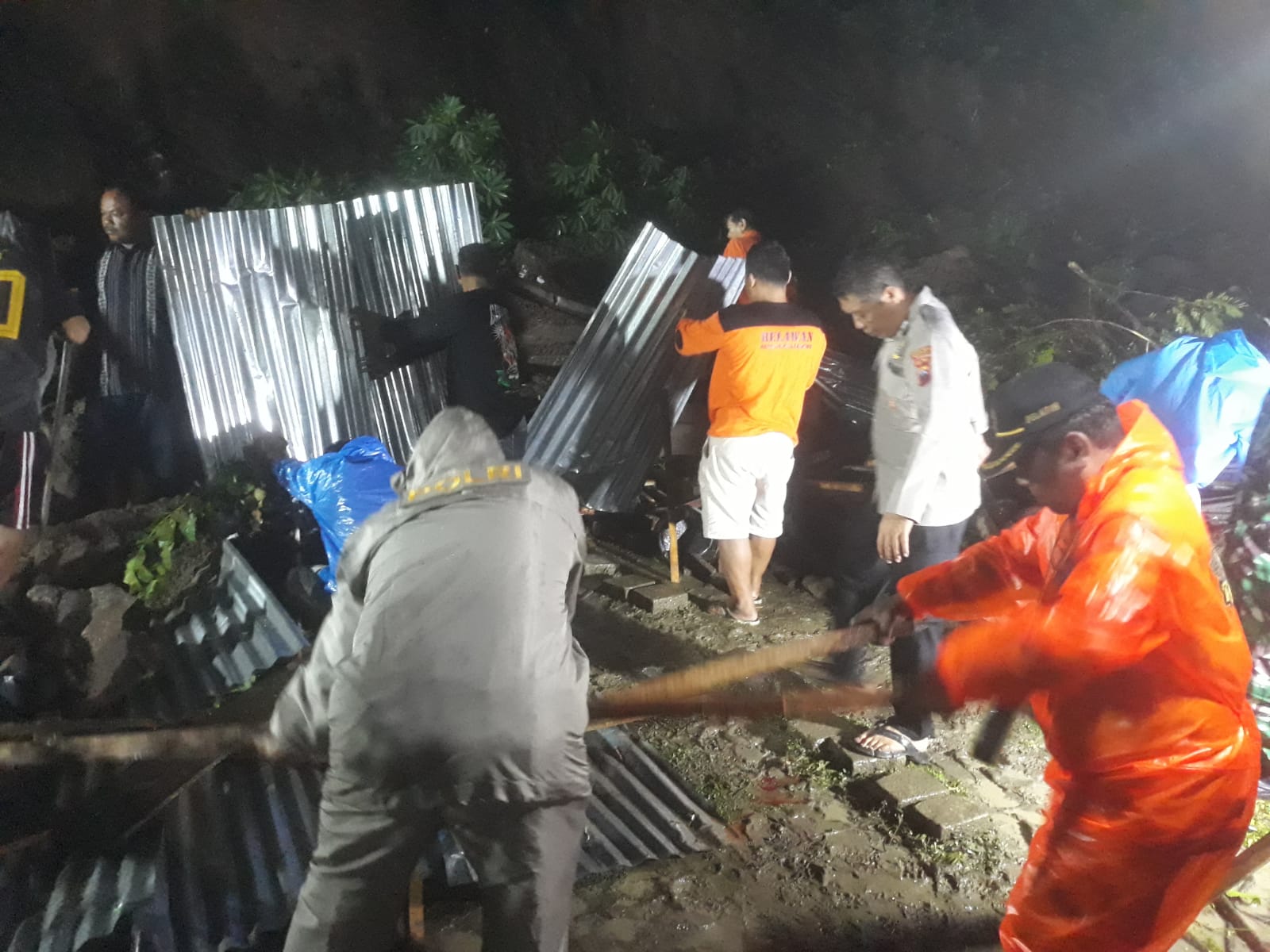 Kandang ternak di Dusun Sangiran, Desa Krikilan, Kecamatan Kalijambe, Kabupaten Sragen porakporanda tertimpa longsor, Selasa (5/3/2024) malam.