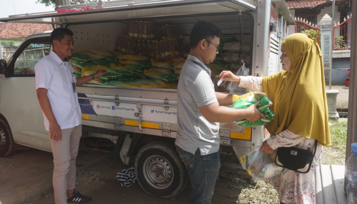 Kegiatan pasar murah di Gedung Serbaguna Desa Sawahan, Kecamatan Juwiring, Klaten, beberapa waktu lalu.