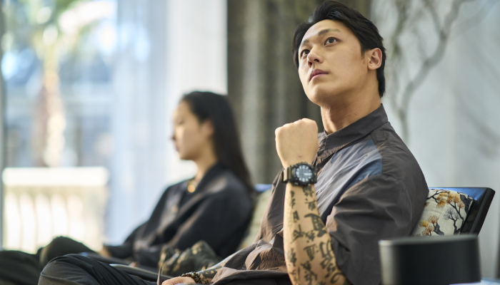 Lee Do Hyun saat beperan sebagai dukun muda bernama Bong Gil di film Exhuma.