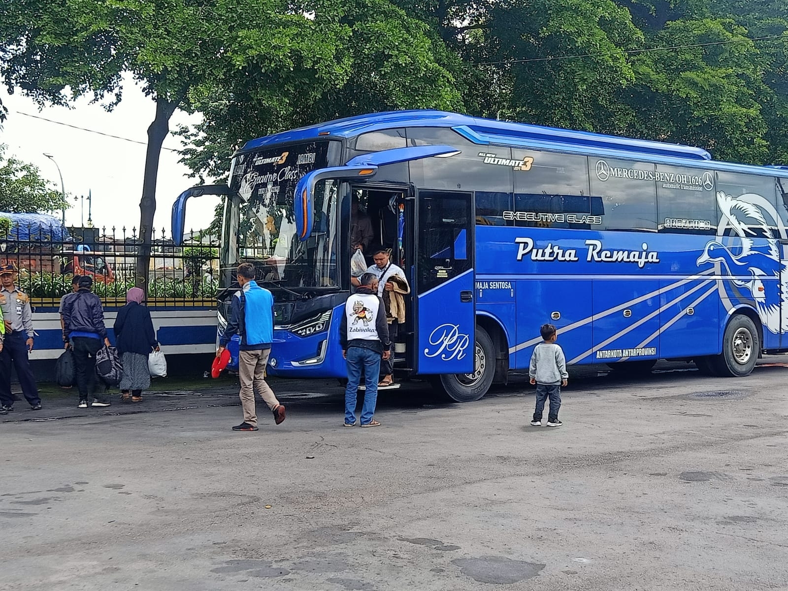 Bus AKAP yang sopirnya hanya dibekali foto kopian STNK. Bus jurasan Blitar-Sumatera ini terjaring ramp check di Terminal Tirtonadi, Kota Solo.