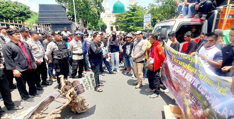 Ratusan warga Kemuning, Ngargoyoso gelar aksi damai  di depan kantor bupati Karanganyar, Kamis (7/3/2024).