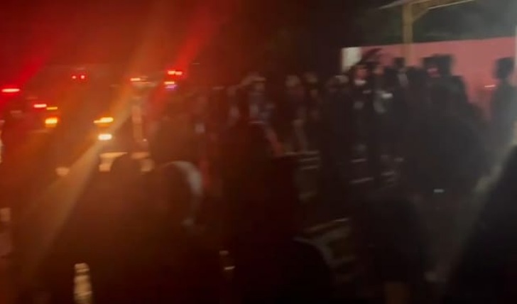Massa menyemut di luar kantor PAC PDI Perjuangan Kecamatan Weru, Kabupaten Sukoharjo, Rabu (6/3/2024) malam.