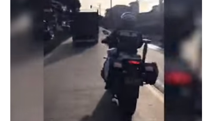 Tangkapan video polisi kejar sopir truk di Sukabumi.