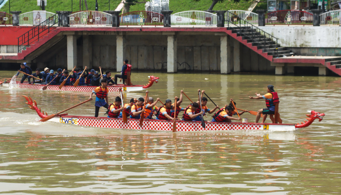 Aksi adu cepat peserta Lomba Dayung Perahu Naga di Bendung Tirtonadi, Solo, Kamis (7/3).