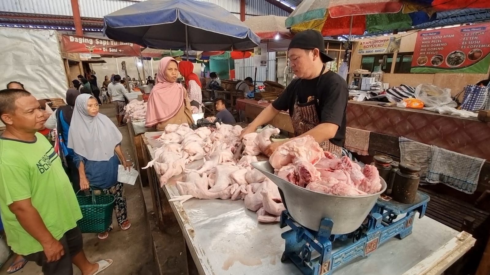 Pedagang ayam potong di Pasar Pengging, Banyudono, Boyolali layani pembeli.