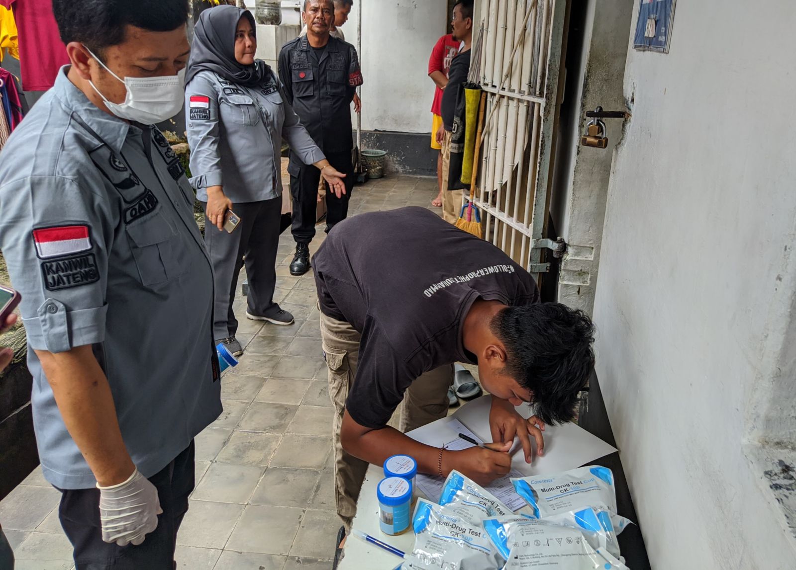 Satops Patnal Kanwil Kemenkumham Jateng saat sidak ke Rutan Klas I Solo.