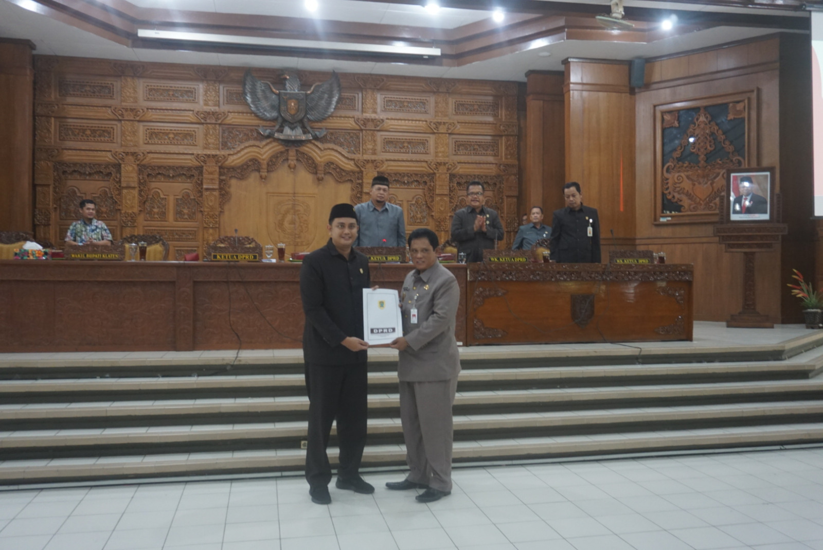 Ketua DPRD Klaten Hamenang Wajar Ismoyo saat menyerahkan Perda Perlindungan dan Pengelolaan Lingkungan Hidup Kabupaten Klaten 2024-2054 di Gedung Paripurna DPRD Klaten, Kamis (7/3/2024)