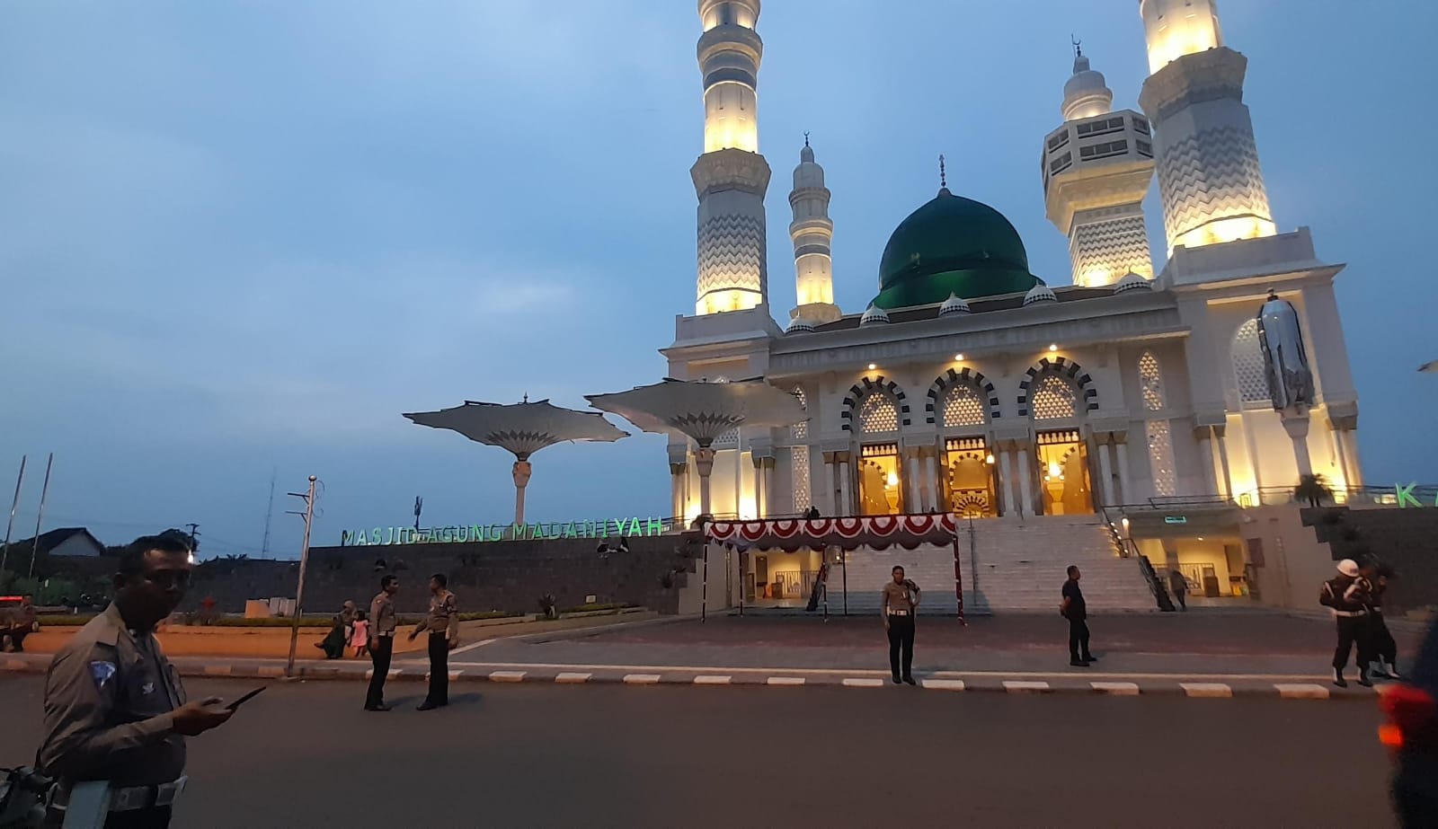 Aparat TNI-Polri berjaga di kompleks Masjid Madaniyah, Kabupaten Karanganyar, Kamis (7/3/2024). Presiden Jokowi direncanakan Sholat Jumat di Masjid Madaniyah.