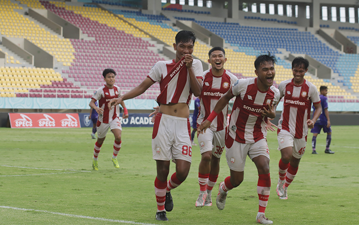 Pemain Persis Solo U-20 melakukan selebrasi usai mencetak gol ke gawang Persita Tangerang U-20 dalam final EPA di Stadion Manahan, Kamis (7/3/2024).