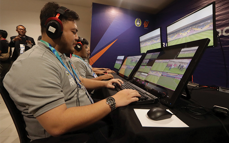 Uji coba Penerapan teknologi VAR dalam partai pamungkas Elite Pro Academy (EPA) antara Persis Solo U-20 melawan Persita Tangerang U-20 di Stadion Manahan, Kamis (7/3/2024).