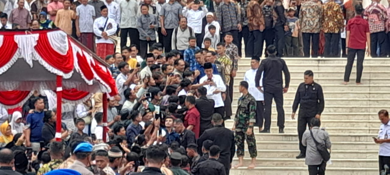 Presiden Jokowi melayani foto bersama masyarakat yang berjubel di serambil Masjid Agung Madaniyah, Kabupaten Karanganyar usai Sholat Jumat, Jumat (8/3/2024).