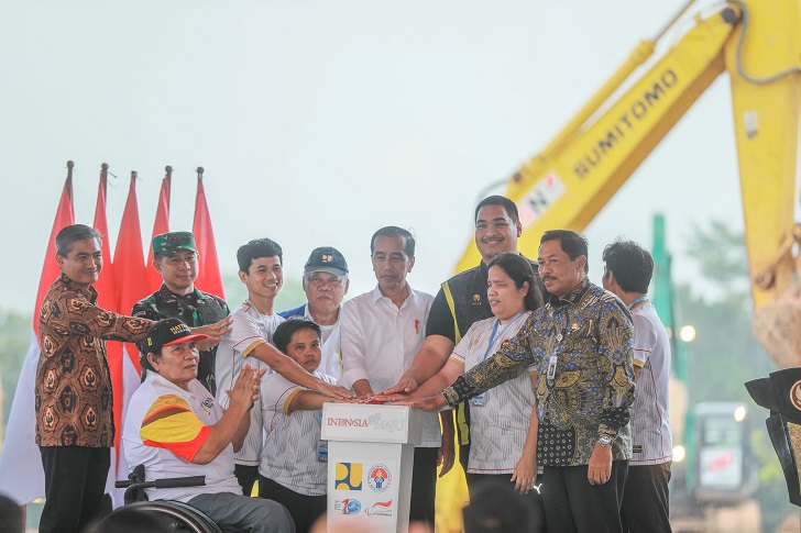Pj Gubernur Jateng Nana Sudjana (paling kanan) dampingi Presiden Jokowi pada Ground breaking Paralympic Training Center di Kelurahan Delingan, Kecamatan/Kabupaten Karanganyar, Jumat (8/3/2024).