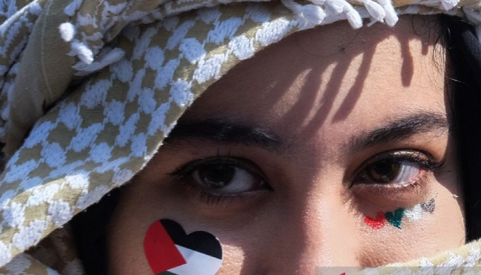 Warga menggambari wajahnya dengan warna bendera Palestina saat aksi damai di Solo, Jawa Tengah, Selasa (19/11/2023).
