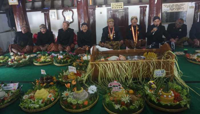 Kegiatan zikir, tahlil serta doa bersama dalam rangkaian haul Sunan Pandanaran dan sadranan di pendapa kompleks makam Sunan Pandanaran, Desa Paseban, Bayat, Jumat (8/3).