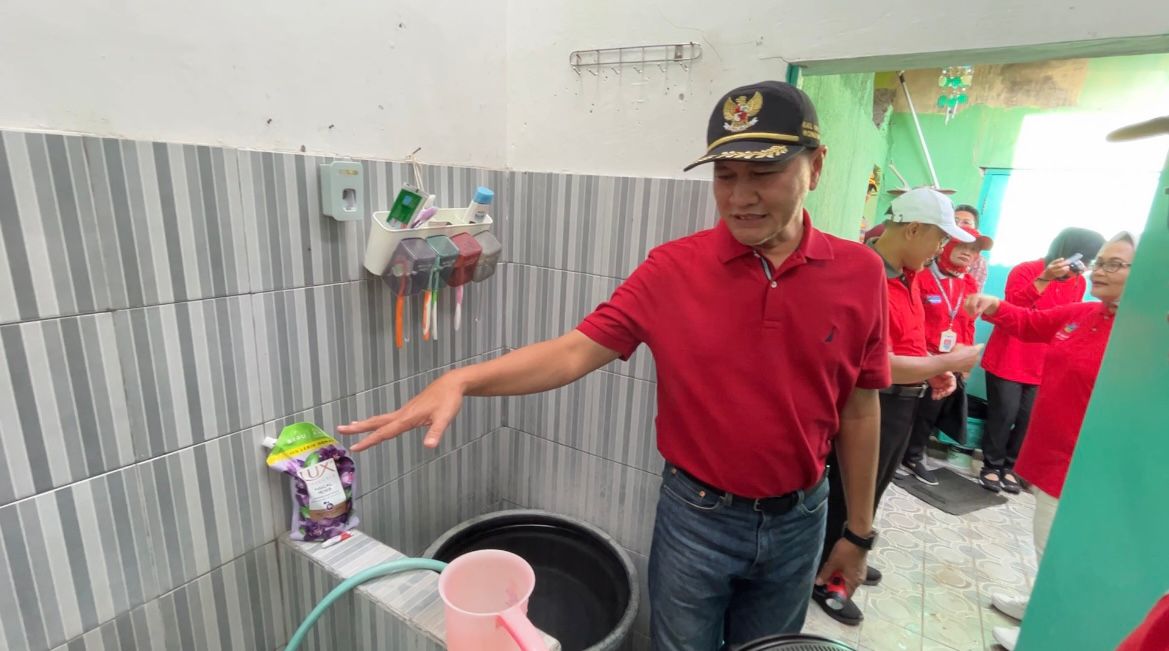 Wabup Wonogiri Setyo Sukarno cek jentik nyamuk di rumah warga Kelurahan Giriwono, Kecamatan Wonogiri Kota, Jumat (8/3/2024).