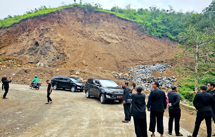 Tim teknis bentukan Pj Bupati Karanganyar tinjau kawasan kebun teh Kemuning, Ngargoyoso. Tampak bukit yang telah dikepras.