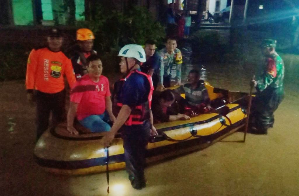 Warga terdampak banjir dievakuasi menggunakan perahu karet.