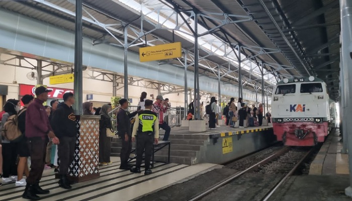 Ilustrasi penumpang kereta api di Stasiun Solo Balapan.