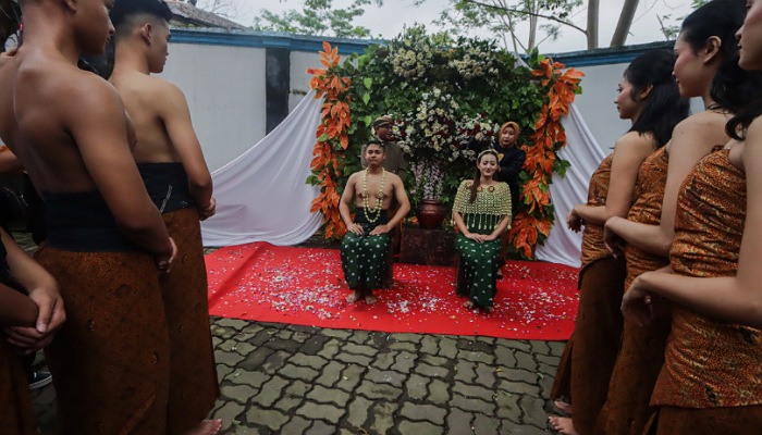 Mas dan Mbak Boyolali menjalani siraman dalam tradisi padusan.