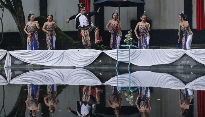 Tarian yang jadi bagian acara kirab dan padusan yang digelar di Umbul Ngabeyan, kompleks Umbul Tirtomarto, Pengging, Kecamatan Banyudono, Boyolali, Sabtu (9/3).
